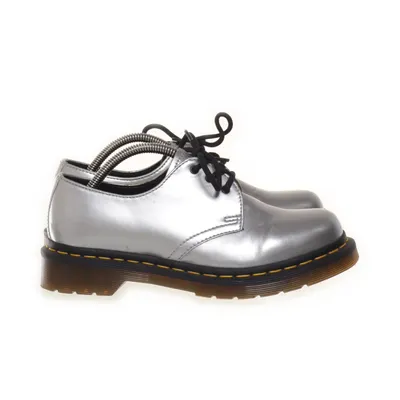 Derbyskor (Silverfärgad) från Dr. Martens
