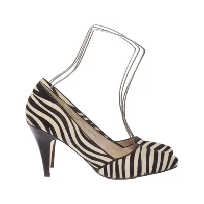 Pumps (Black, White) from Scorett