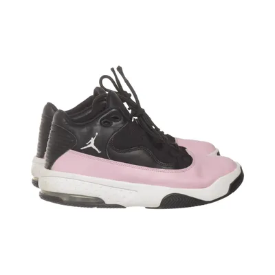 Basketball shoes (Max Aura 2) from Jordan