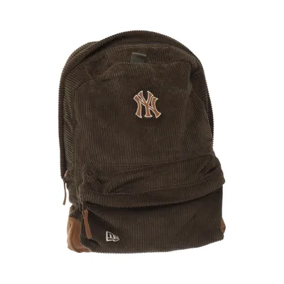 Rygsæk (New Era backpack, NY Yankees backpack, corduroy backpack, vintage style backpack, brown backpack, streetwear backpack, aesthetic backpack, casual backpack, retro backpack, skater backpack, everyday backpack, school backpack, urban fashion bag, unisex backpack, classic streetwear, minimalist backpack, trendy backpack, cord backpack, lifestyle accessory, sporty backpack, comfy casual style, college backpack, travel backpack, hypebeast accessory, vintage aesthetic, soft grunge style, casual streetwear, Y2K backpack, fashion backpack, iconic NY logo y2k fashion, tiktok aesthetic, streetwear style, skater aesthetic, pinterest outfit inspo, vintage y2k vibe, old school streetwear, clean aesthetic, casual core, hype fashion, urban aesthetic, grunge fashion, indie aesthetic, retro sportswear, 2000s style, laid back fashion, trendy streetwear, soft grunge aesthetic, dark academia vibe, normcore fashion, cozy aesthetic, viral tiktok style, downtown style, thrifted fashion vibe, cool outfit accessory, unisex style, minimalist streetwear, sporty casual vibe, everyday drip, vintage street fashion) fra New Era Bomuld, Polyester
