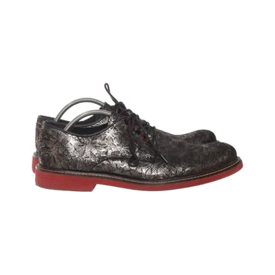 Derbyskor (Svart, Röd, Guldfärgad) från Irregular Choice Skinn