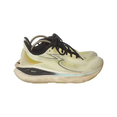 Running shoes (Meraki 6) from Meraki
