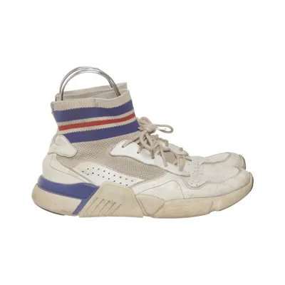 Baskets (Blanc, Bleu, Rouge) de Mark Nason