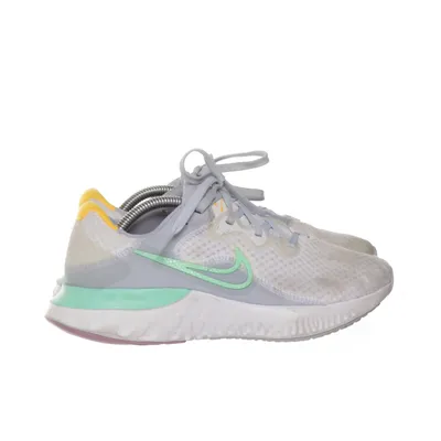 Running shoes (CU3505-103) from Nike