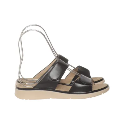 Slip-ins (Black, Beige) from Siketu