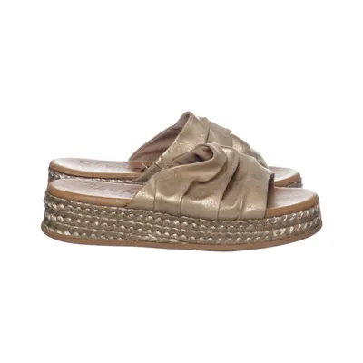 Mules (Beige) de Blowfish