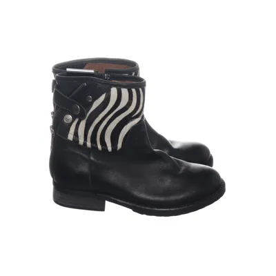Boots (Svart, Vit) från Oxmox