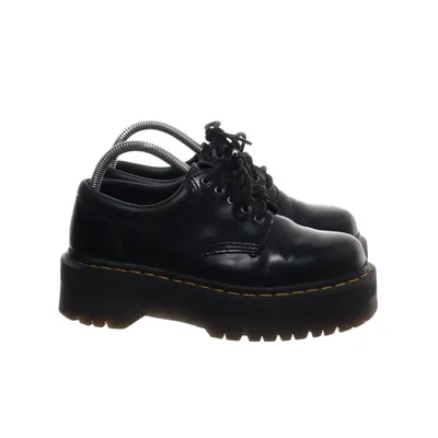 Derbyskor (  ) från Dr. Martens