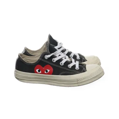 Tygskor (Svart, Röd, Vit) från Comme des Garçons PLAY x Converse