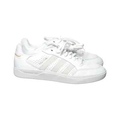 Sneakers (Tyshawn) från Adidas