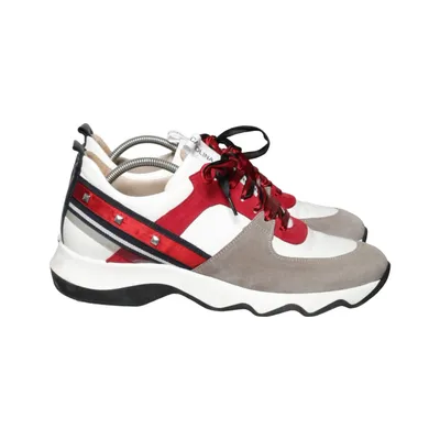 Baskets (Blanc, Rouge, Gris) de Donna Carolina