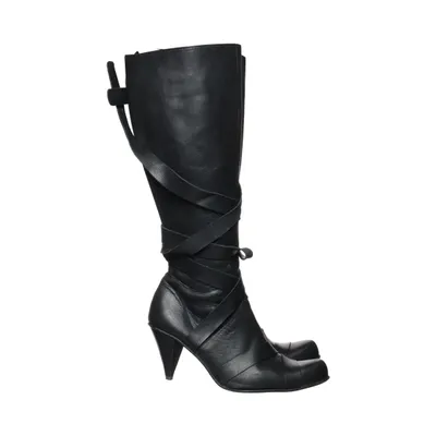Boots (Stiefel in mattschwarz mit Bindeband um den Schaft, ebenfalls aus Leder. Absatz 6 cm.) from Fornarina Leather