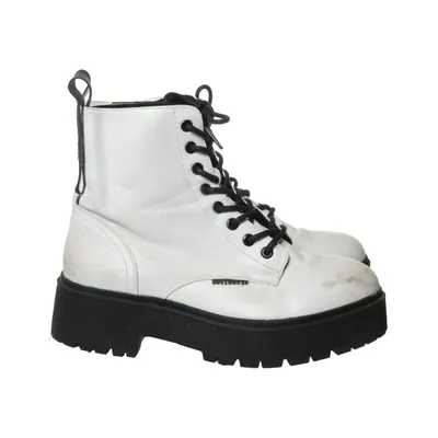 Laced boots (White, Black) from Bullboxer