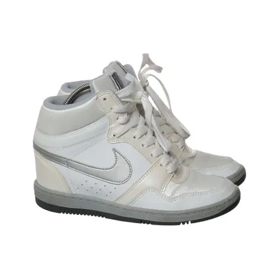 Basketskor (Court Borough Mid) från Nike