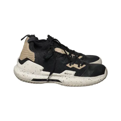 Basketball shoes (Fast 500 Black Beige) from Tarmak