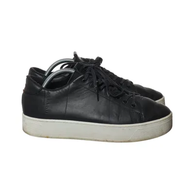 Sneakers (Black) from Hub
