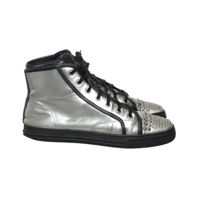 Sneakers (Lace-up Spiked Studded High Top Sneakers Boots) från Gucci Skinn