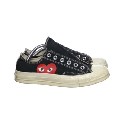Tygskor (Svart, Röd, Vit) från Comme des Garçons PLAY x Converse