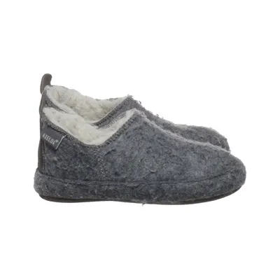 Slippers (Gray) from Axelda