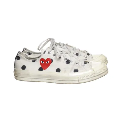 Tygskor (Vit, Svart, Röd) från Comme des Garçons PLAY x Converse