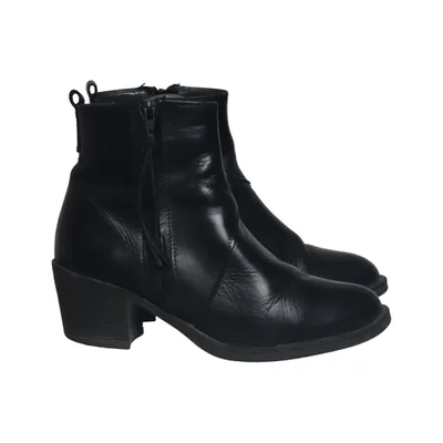 Enkellaarzen (Zwart) van Maison Shoeshibar