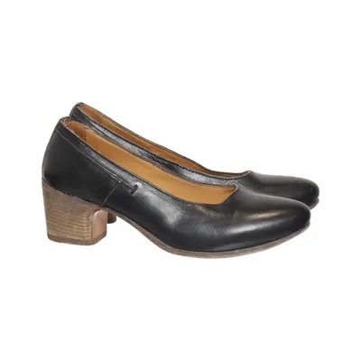 Pumps (Black) from Moma Leather