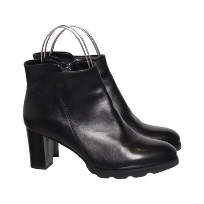 Ankle boots (500) from Regarde Le Ciel Leather