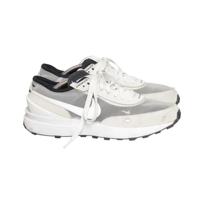Baskets (Gris, Blanc, Noir) de Nike
