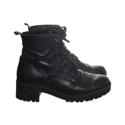 Laced boots (Black) from Essentials Leather