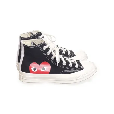 Tygskor (Svart, Vit, Röd) från Comme des Garçons PLAY x Converse