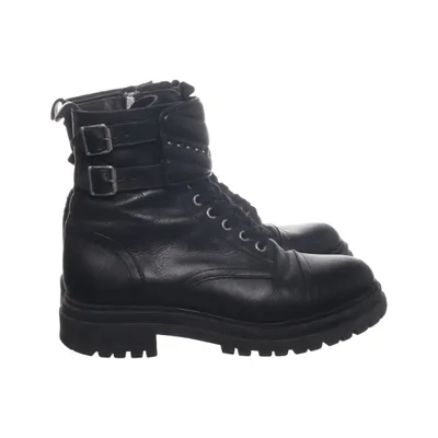 Laced boots (Black)