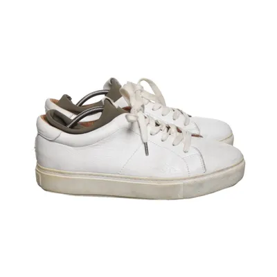 Sneakers (White) from Shabbies