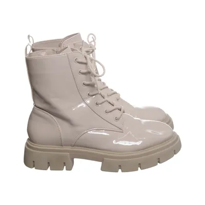 Laced boots (Beige)