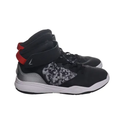 Basketball shoes (Black, Gray, Red) from Tarmak