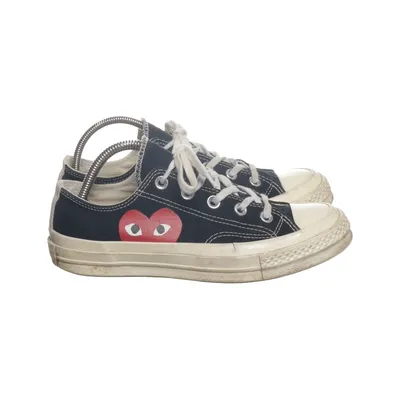 Tygskor (Svart, Röd, Vit) från Comme des Garçons PLAY x Converse