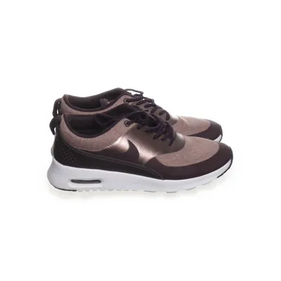 Running shoes (AA1109-600) from Nike