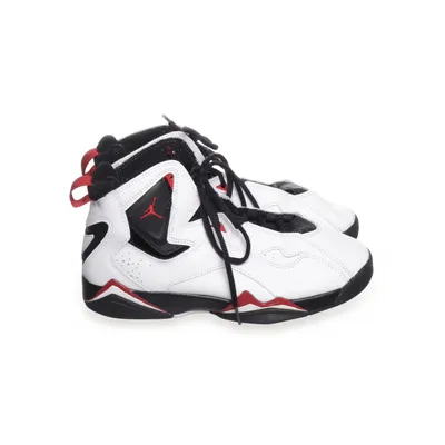 Basketsko (True Flight White Black Varsity Red) fra Jordan
