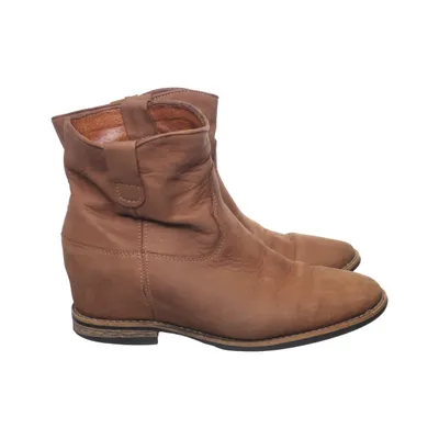 Boots (Braun) von Carinii