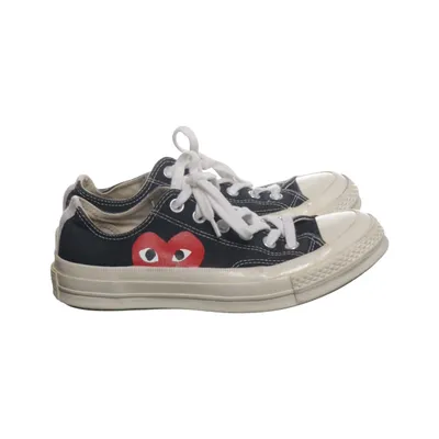 Tygskor (Svart, Vit, Röd) från Converse