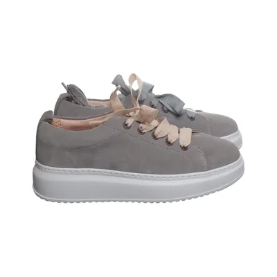 Sneakers (Gray) from Manebí