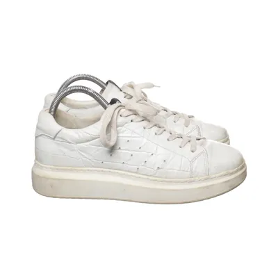 Sneakers (White) from Maruti