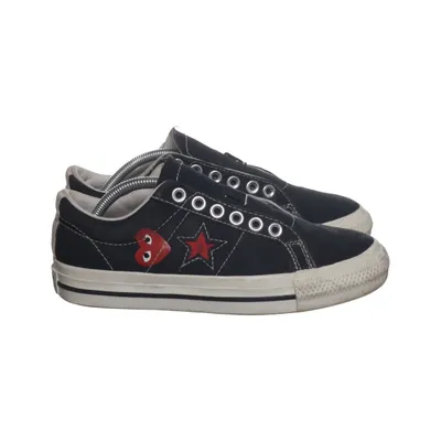 Tygskor (Svart, Röd) från Comme des Garçons PLAY x Converse