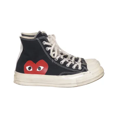 Tygskor (Svart, Röd, Vit) från Comme des Garçons PLAY x Converse