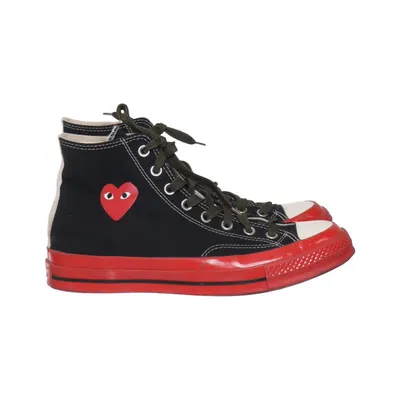 Tygskor (Svart, Röd, Vit) från Comme des Garçons PLAY x Converse