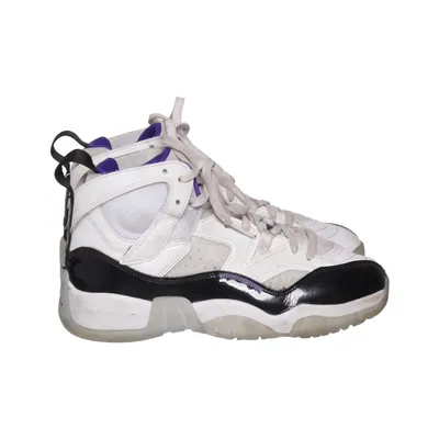 Basketball shoes (Jumpman Two Trey) from Nike Air Jordan