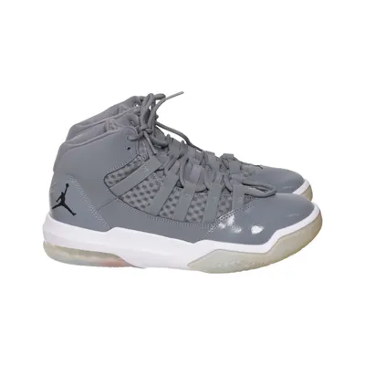 Basketball shoes ( Max Aura 4) from Jordan