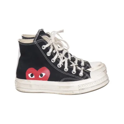 Tygskor (Svart, Vit, Röd) från Comme des Garçons PLAY x Converse