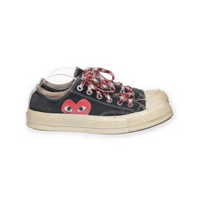 Tygskor (Svart, Vit, Röd) från Comme des Garçons PLAY x Converse