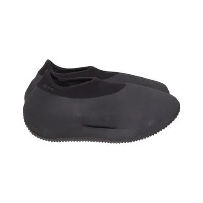 Badskor (Knit Runner Stone Onyx) från Adidas x Yeezy