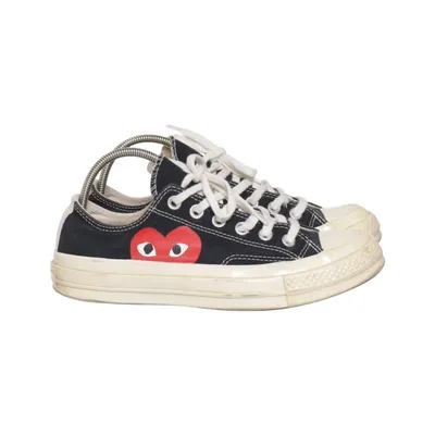 Tygskor (Svart, Röd, Vit) från Comme des Garçons PLAY x Converse